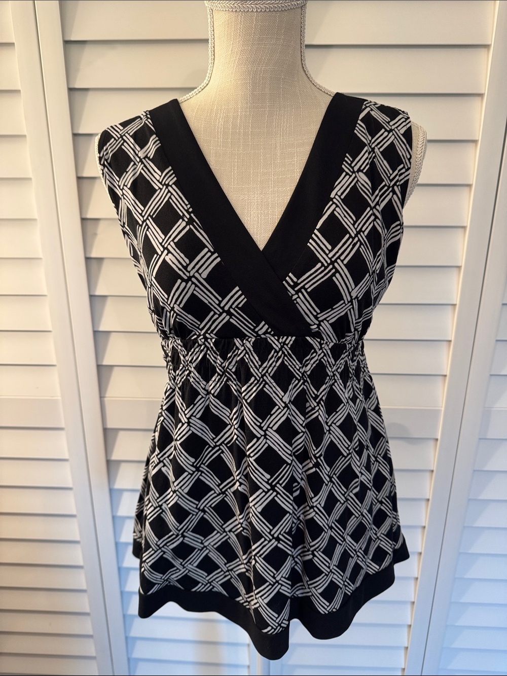 a.n.a Geometric V-Neck Sleeveless Top